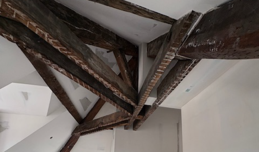 Préparation des rails avant la pose d'un plafond suspendu décoratif dans une demeure de caractère