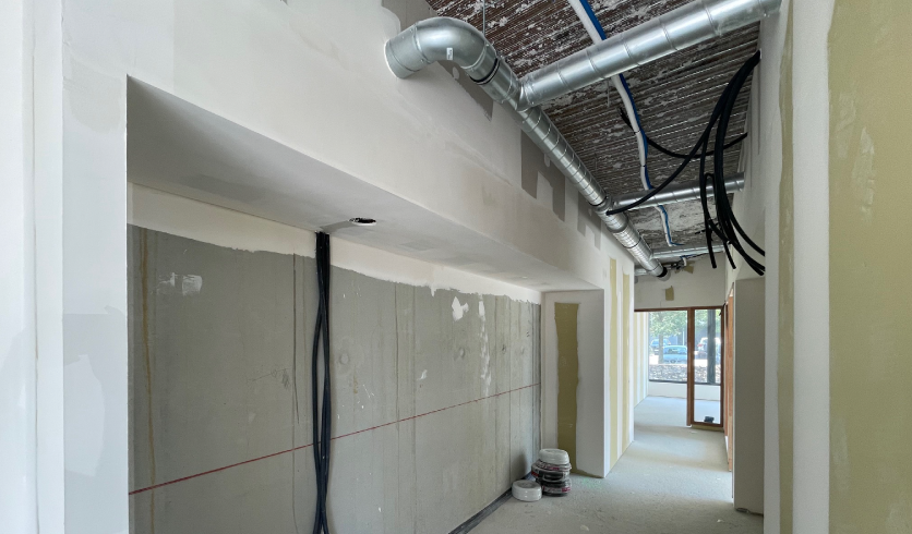 Réalisation de cloisons distributives sur mesure pour optimiser l'acoustique intérieure
