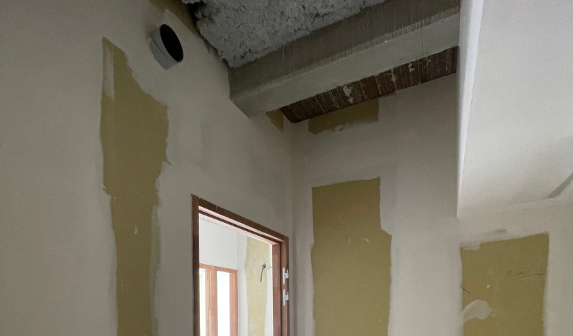 Pose de bandes de placo haute résistance pour une finition sans fissure sur le long terme