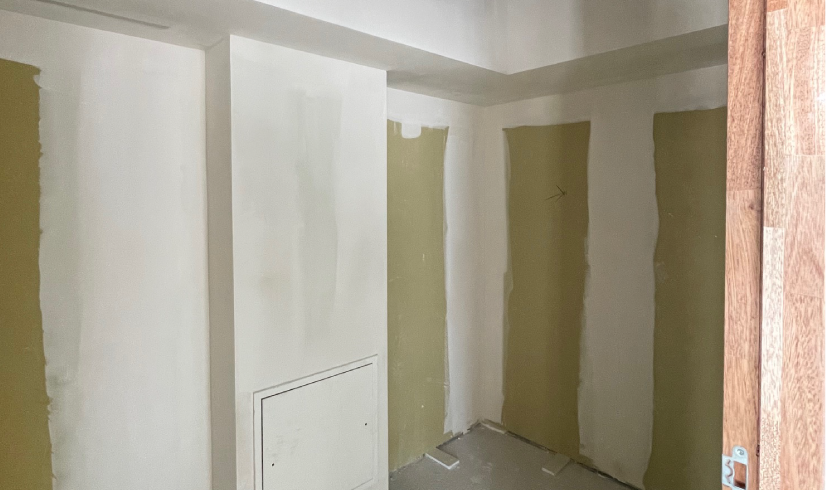 Artisan plâtrier intervenant sur un chantier de rénovation à Cambo-les-Bains et environs