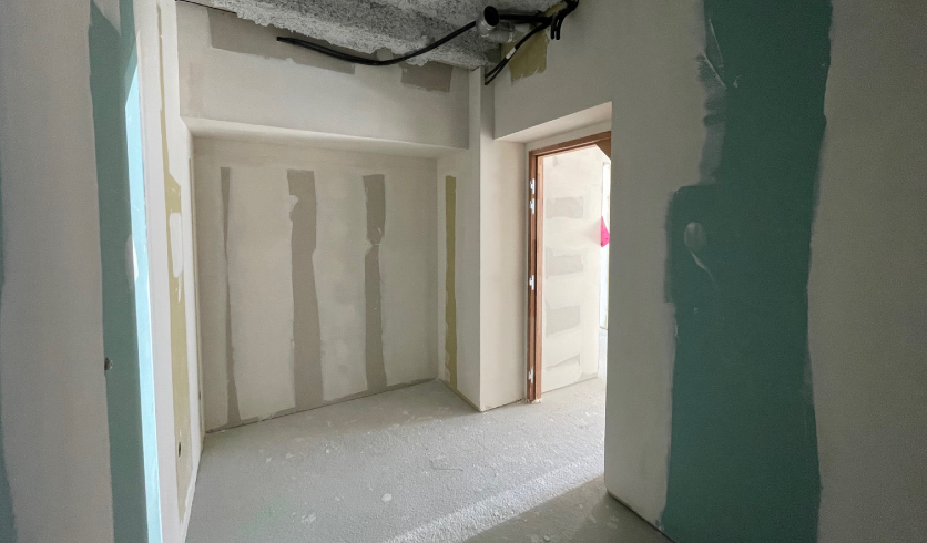 Application d'enduit de finition de qualité professionnelle sur des plaques de plâtre