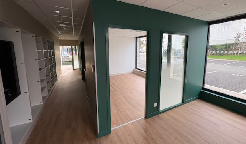 Installation de plafonds suspendus pour l'intégration de réseaux techniques au Pays basque