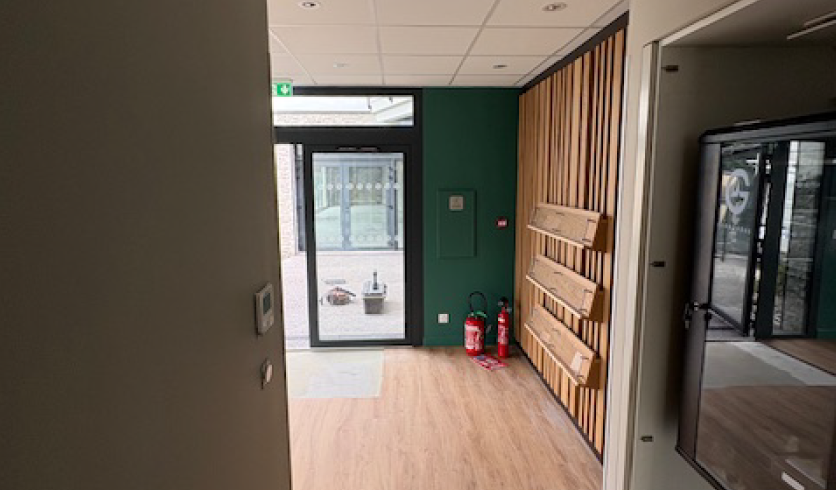 Détail du lissage d'enduit airless sur cloisons sèches : une finition de qualité supérieure