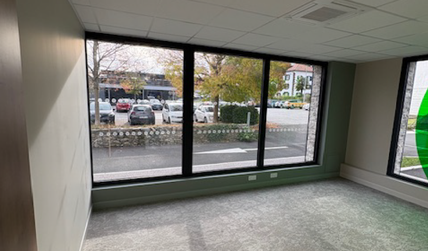 Installation de faux plafonds avec intégration technique pour vos réseaux électriques