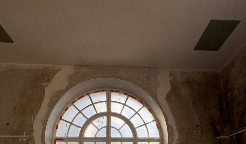 Rénovation en plâtrerie traditionnelle d'un plafond et contour de fenêtre cintrée à la Villa Arnaga, Cambo-les-Bains
