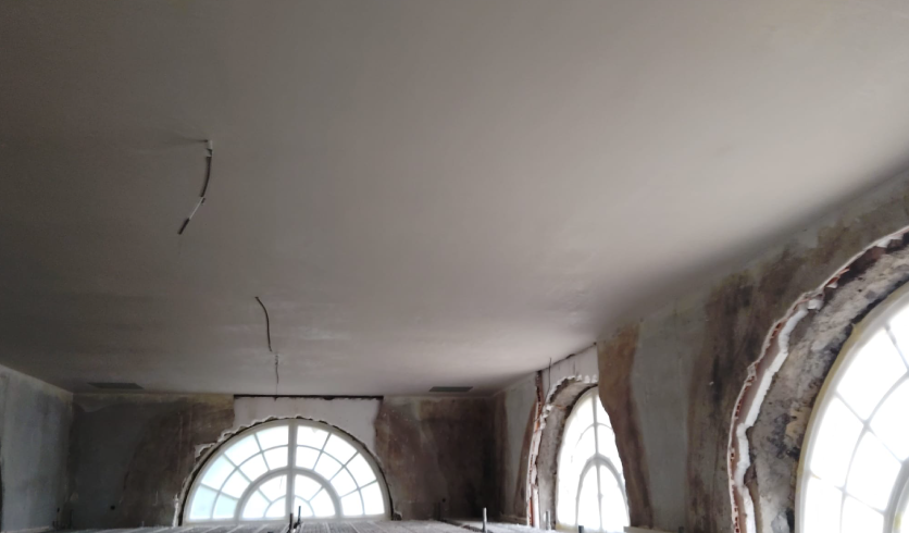 Application de plâtre traditionnel sur plafond et jonction avec mur en pierre à la Villa Arnaga, Pays basque