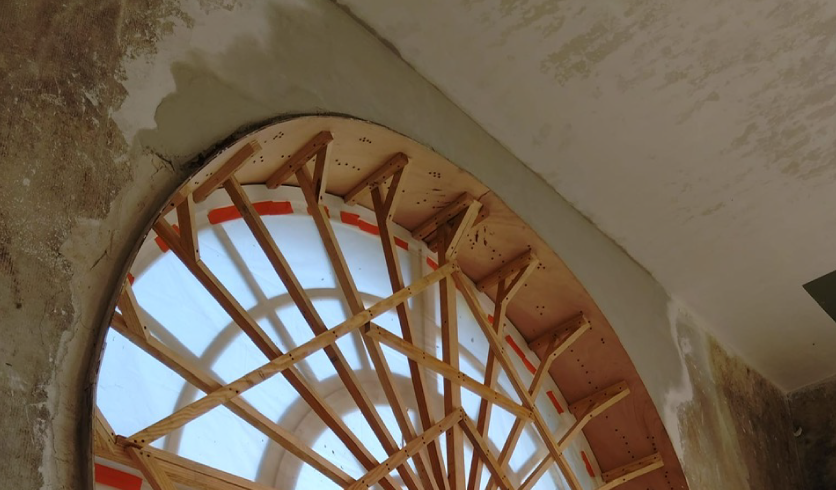 Détail d'un coffrage sur mesure pour plâtrerie traditionnelle d'une voûte à Cambo-les-Bains