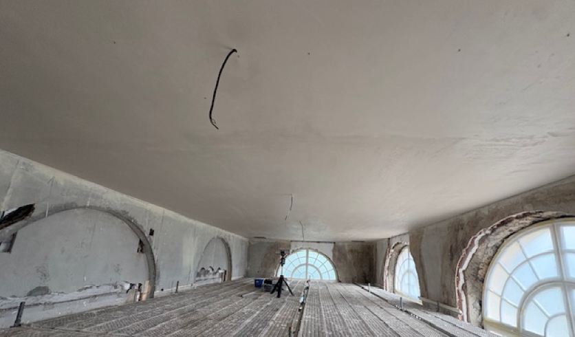 Plafond de grande surface fini en plâtrerie traditionnelle par Aizpuru Eneko à la Villa Arnaga