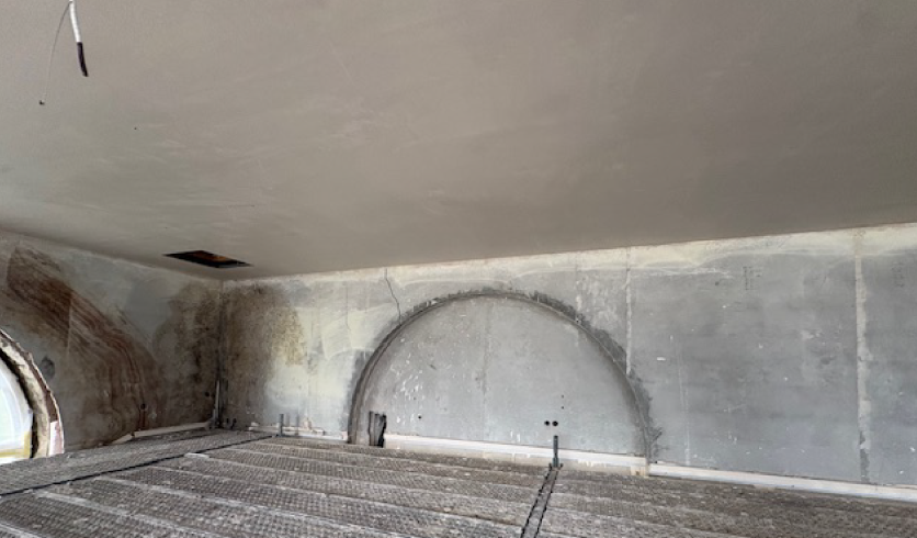 Restauration de plafond en plâtre traditionnel au-dessus d'une niche voûtée au Pays basque