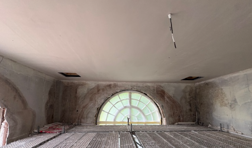 Finition soignée d'un plafond en plâtre traditionnel avec trappes de visite à Cambo-les-Bains