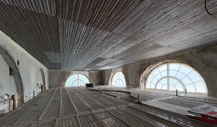 Pose de lattis métallique pour l'accroche du plâtre traditionnel sur plafond suspendu à la Villa Arnaga